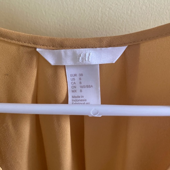 H&M sleeveless top - Picture 2 of 3